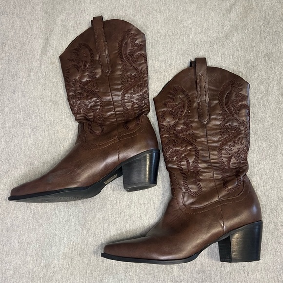 Shoes - Elegant Brown Heeled Western Boots